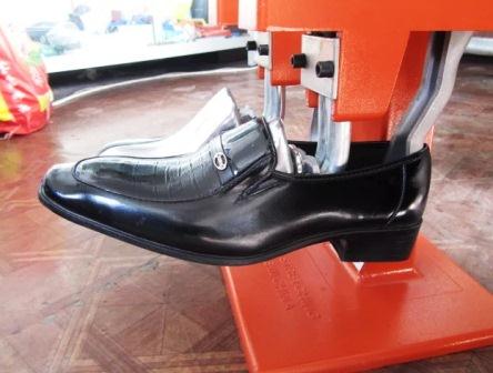 Растяжка обуви в мастерской на профессиональном оборудовании- низкие цены!  ☎️ (812) 310-37-36